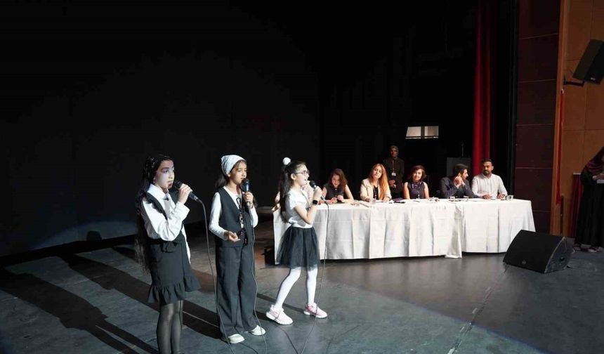Kahta’da İngilizce Şarkı Yarışması büyük beğeni topladı