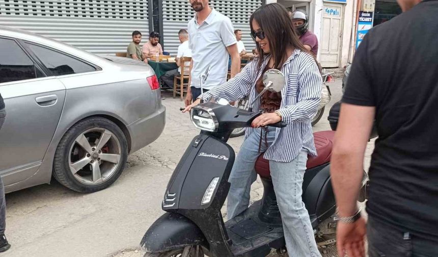 Kamyonun altında kalmaktan son anda kurtuldu: O anlar kamerada