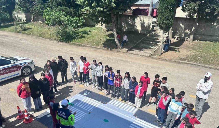 Karacabey’de Trafik Haftası kapsamında çocuklara eğitim verildi