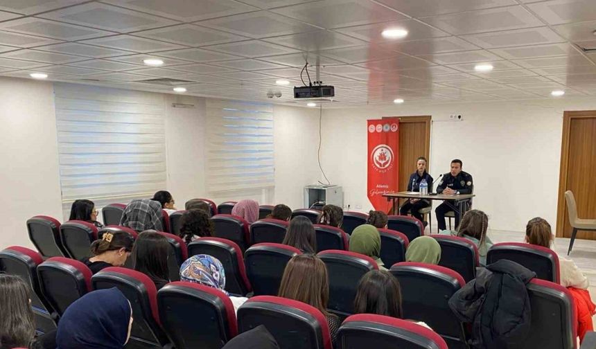 "Kariyer Günleri Projesi" kapsamında üniversite öğrencilerine seminer düzenlendi