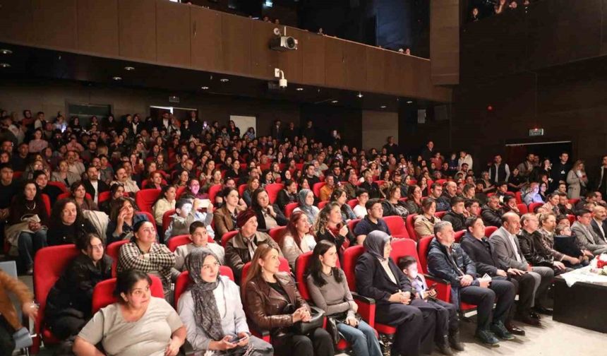 Kars’ta ‘Otogargara’ oyununa yoğun ilgi