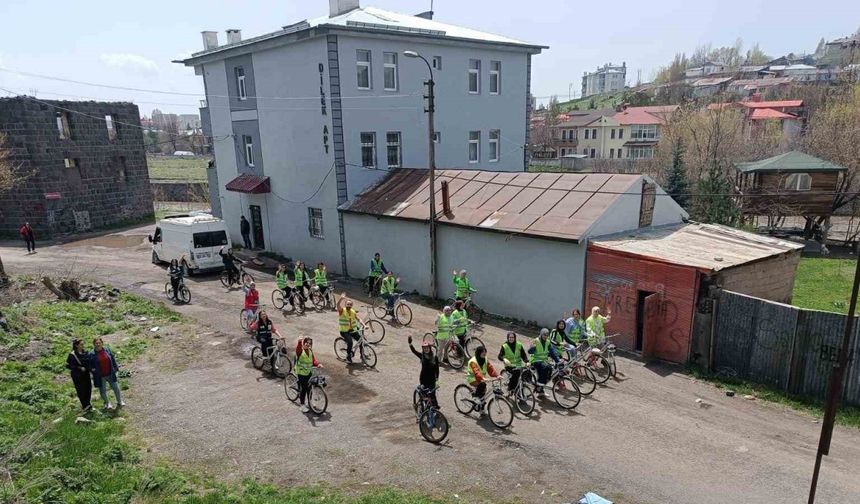 Kars’ta pedallar sağlıklı yaşam için çevrildi