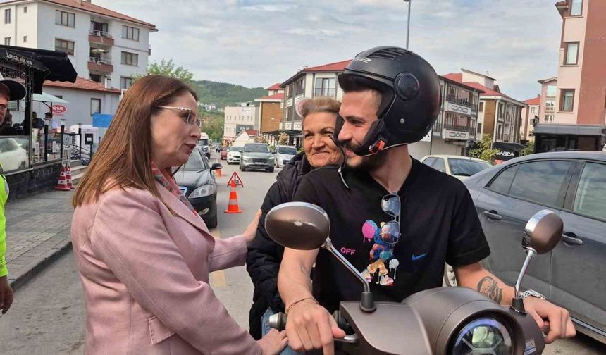Kasksız yolcu, uygulama yapan valiye yakalandı