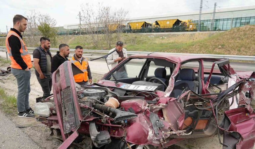 Kırıkkale’de bariyerlere çarpan otomobil hurdaya döndü: Karı-koca yaralandı
