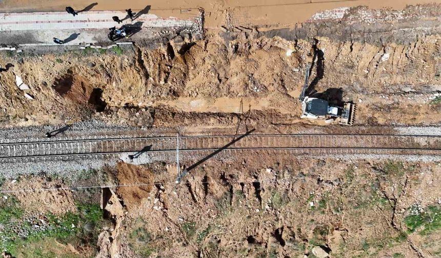 Kırıkkale’de sağanak yağış hayatı felç etti: Tren seferleri durdu, ev ve iş yerlerini su bastı
