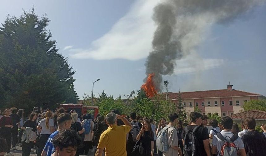 Kocaeli’de fen lisesi yanıyor, öğrenciler tahliye ediliyor