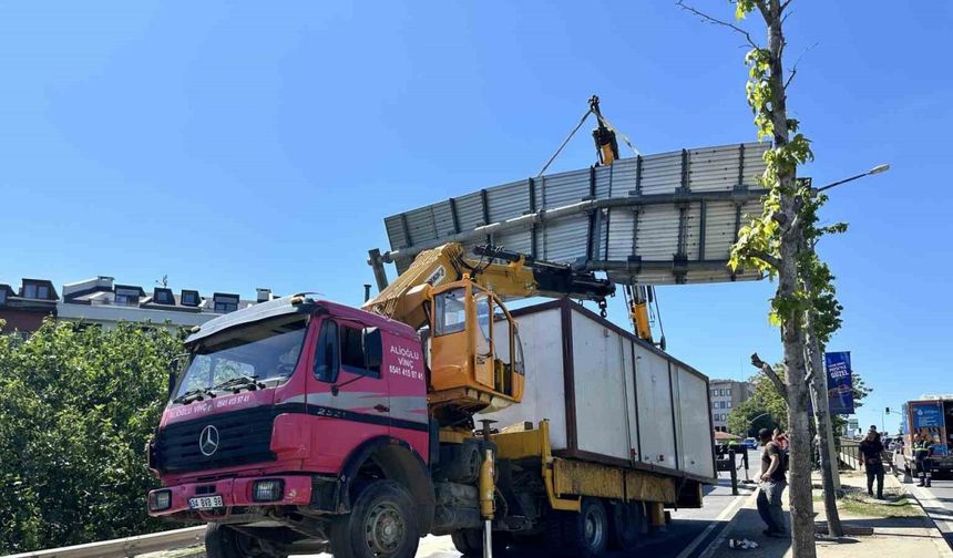 Konteyner yüklü vinç yönlendirme levhasına takıldı, kamyon adeta şaha kalktı