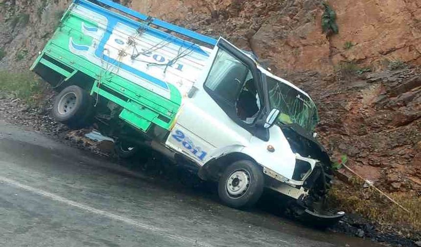 Kontrolden çıkan kamyonet kayalığa çarptı: 1 ölü, 1 yaralı