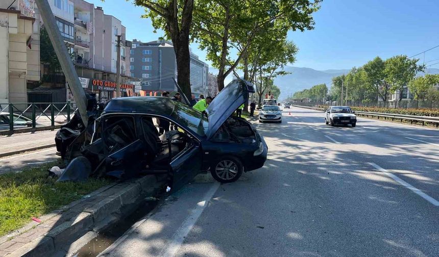 Kontrolden çıkan otomobil aydınlatma direğine çarptı: 1’i ağır 2 yaralı