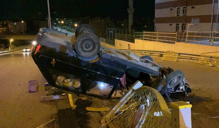 Kontrolden çıkan otomobil demir korkuluğa çarparak ters döndü