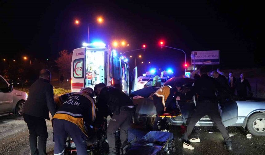 Kontrolden çıkan otomobil, kırmızı ışıkta bekleyen araçlara çarptı: 9 yaralı