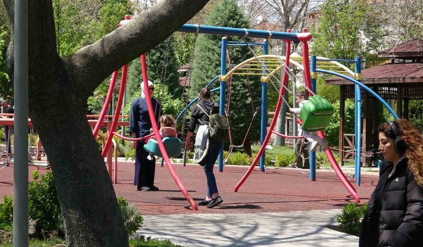 Konya’da vatandaşlar yağışlı haftanın sonunu güneşli havada parklarda değerlendirdi