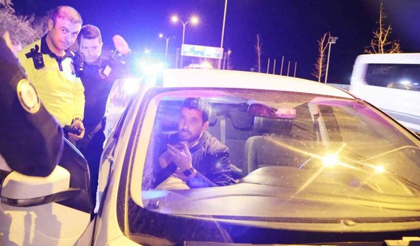 Kovalamaca sonucu yakalanan sürücüyle polisin imtihanı: Araçtan inmedi, alkolmetreye üflemedi