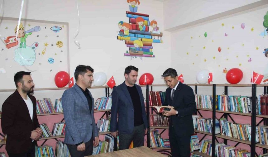 Köy okuluna kütüphane açıldı, öğrenciler kitaplarla buluştu