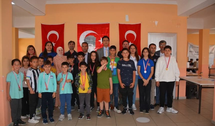Köyceğiz’de Mavi Yeşil Okullar Projesi Satranç Turnuvası tamamlandı
