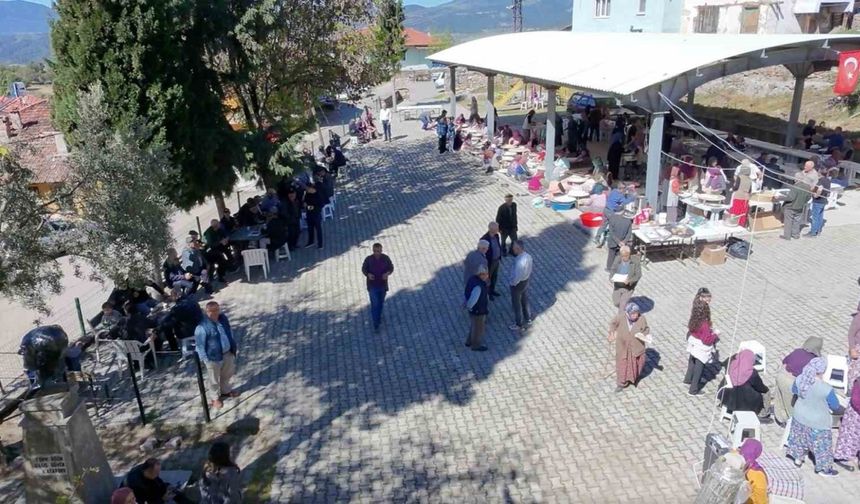 Köyün kadınları seferler oldu, binlerce gözleme aynı anda pişti