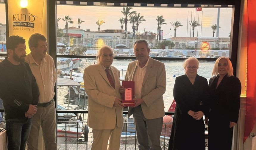 Kuşadası Ticaret Odası’nda Meclis Üyelerine plaket verildi