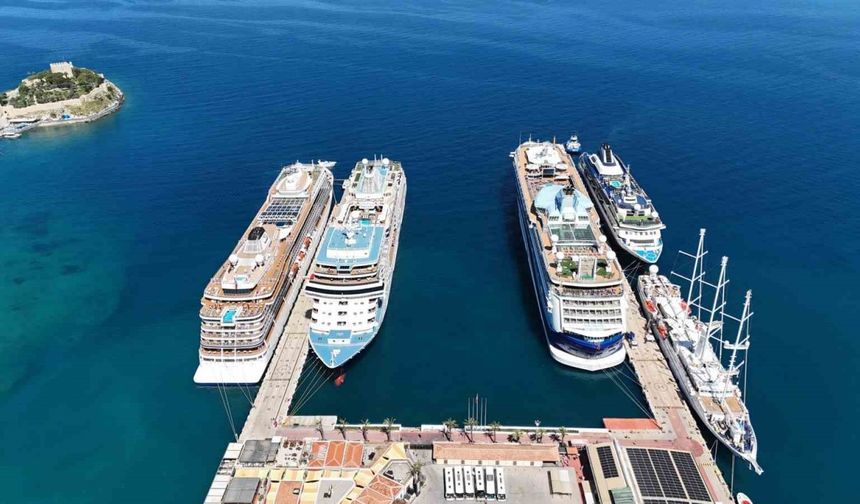 Kuşadası’na aynı anda 5 kruvaziyer demirledi