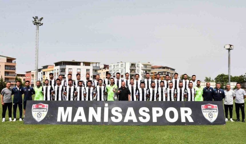 Manisaspor, şampiyonluk kupasını kaldırdı