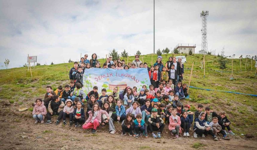 Minik eller fidanları toprakla buluşturdu