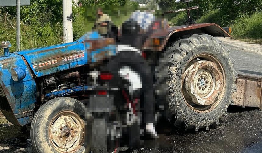 Motosiklet traktöre ok gibi saplandı: 3 ölü