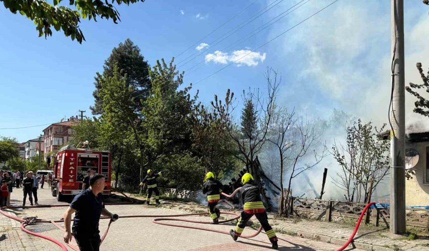 Odunlukta çıkan yangın eve sıçradı: Tek katlı ev küle döndü