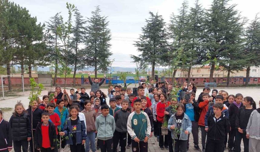 Öğretmen ve öğrenciler 100 fidanı toprakla buluşturdu