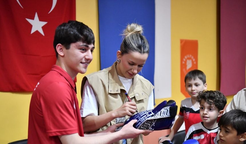 Olimpiyat İkincisi Hatice Akbaş, Yeşilyurt Belediyesi Kick-Boks Takımı ile buluştu