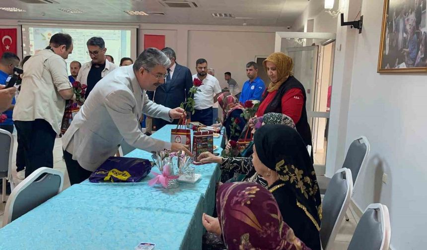 Osmaniye’de huzurevinde kalan annelerin günü kutlandı