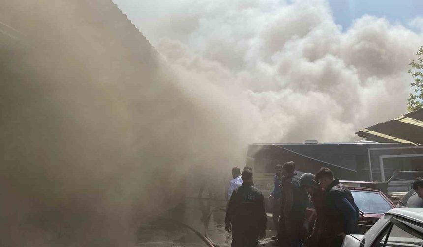Oto kilit dükkanında çıkan yangında göz gözü görmedi