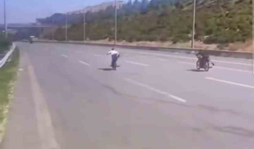 Otobanda motorun üzerine uzanarak ölüme yarış pahalıya patladı