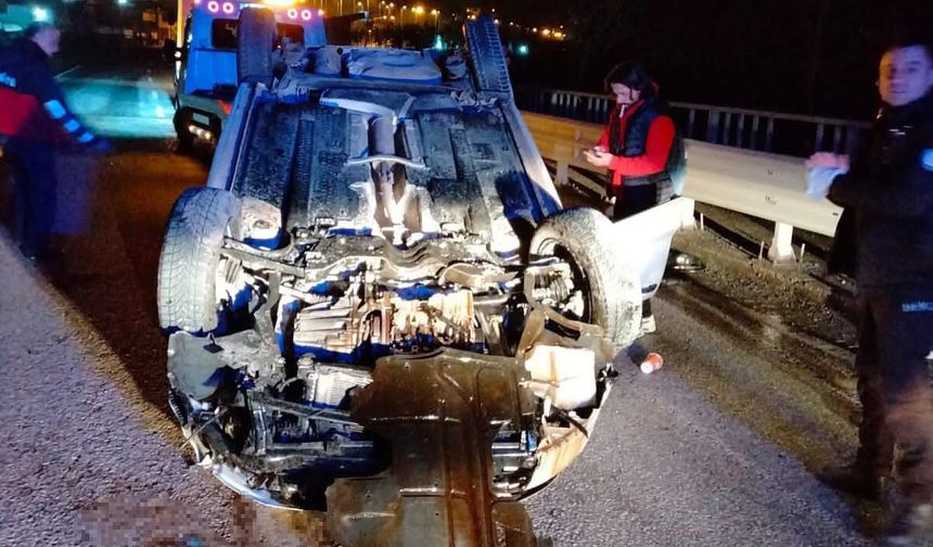 Otomobil köprü üzerinde takla attı, sürücü yara almadan kurtuldu