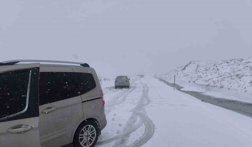 Palandöken geçidinde ulaşıma kar ve tipi engeli