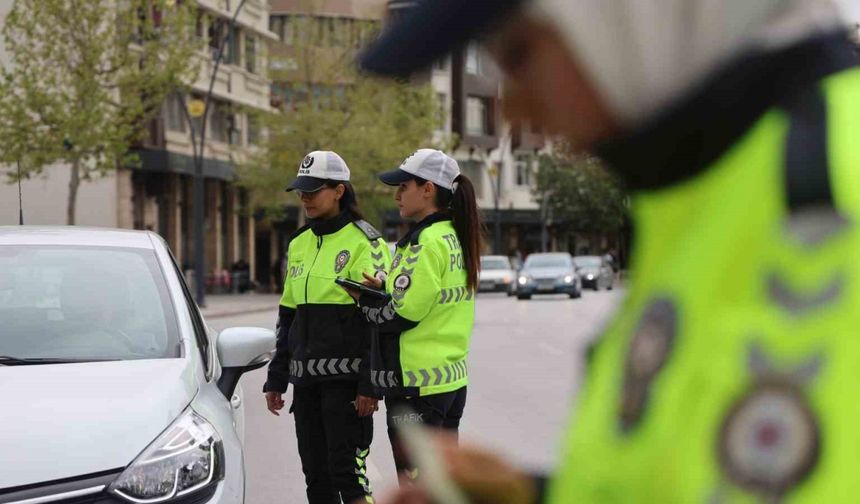 Polis anneler en özel günlerinde de aşkla görev başında