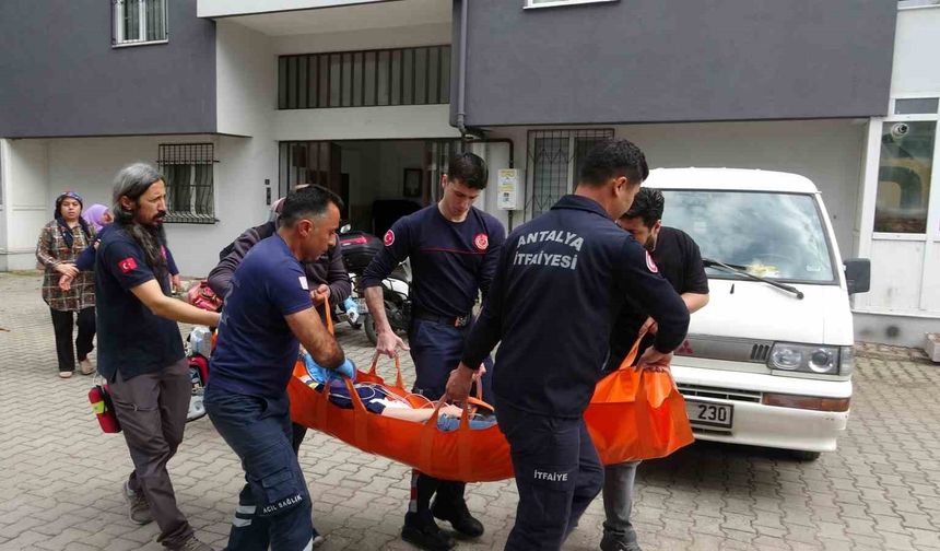 Sağlık ekiplerinin müdahalesi ile hayata döndürüldü, öldüğünü düşünen yakını "Beni de öldürün" diyerek feryat etti