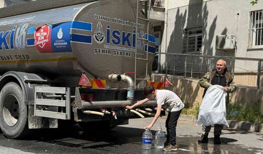 Sarıyer’de çöken yol vatandaşı suyundan etti: Tankerden evlerine bidonlarla su taşıdılar