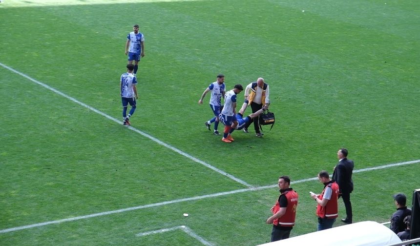 Sedye olmayınca sakatlanan futbolcu karga tulumba saha kenarına taşındı