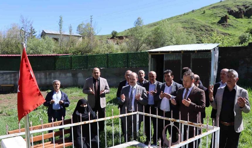 Şehide kabri başında anma