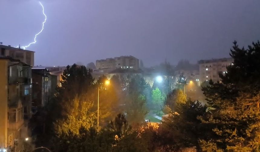 Sivas’ta şimşekler geceyi aydınlattı