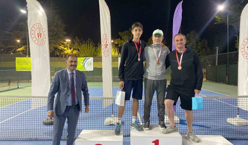 Spor kenti Demirci’de Gençlik Haftası Tenis Turnuvası tamamlandı