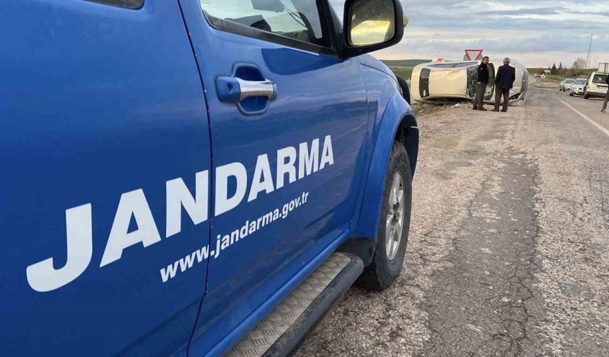 Takla atan otomobilden burnu bile kanamadan kurtuldu