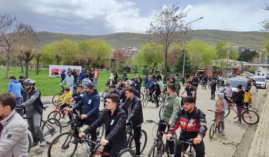 Tatvan’da merhum Öğretmen Ferhat Orak anısına bisiklet turu düzenlendi