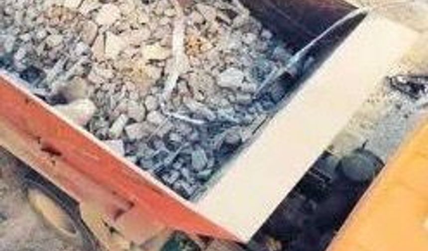 Tavas Belediyesi sağlık ve çevre sorunlarına neden olan molozlara karşı uyarı yaptı
