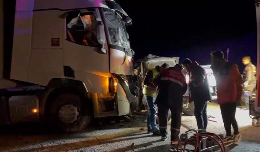 Tır ve pikap kafa kafaya çarpıştı: 1 ölü