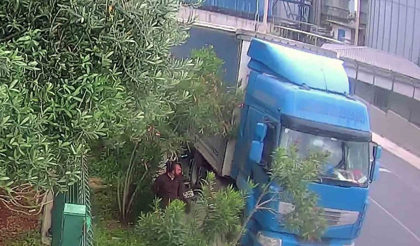 Tırın camını kırıp telefon çaldı, o anlar kameraya yansıdı