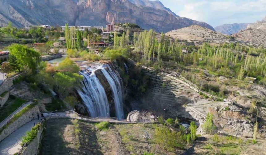 Tortum Şelalesi baharla birlikte coşmaya hazırlanıyor