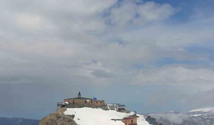 Trabzon’da 3 bin 200 rakımda karla mücadele