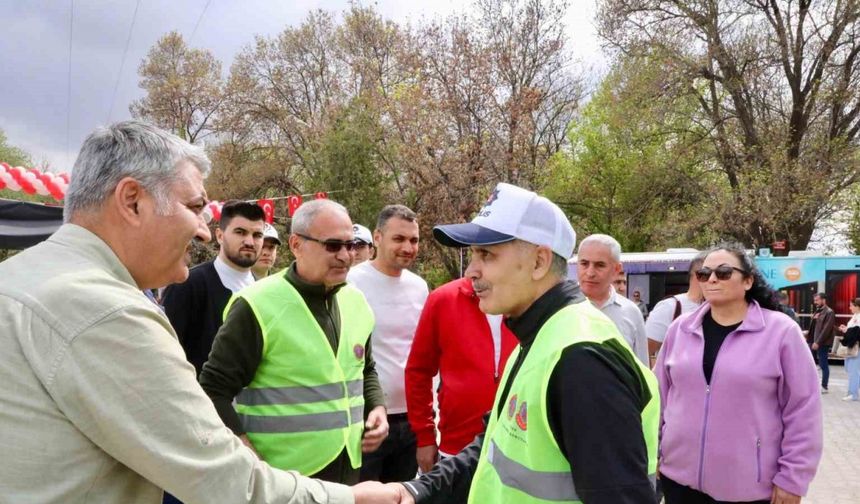 Trafik güvenliği için motosiklet sürücülerine sarı yelekler hediye edildi