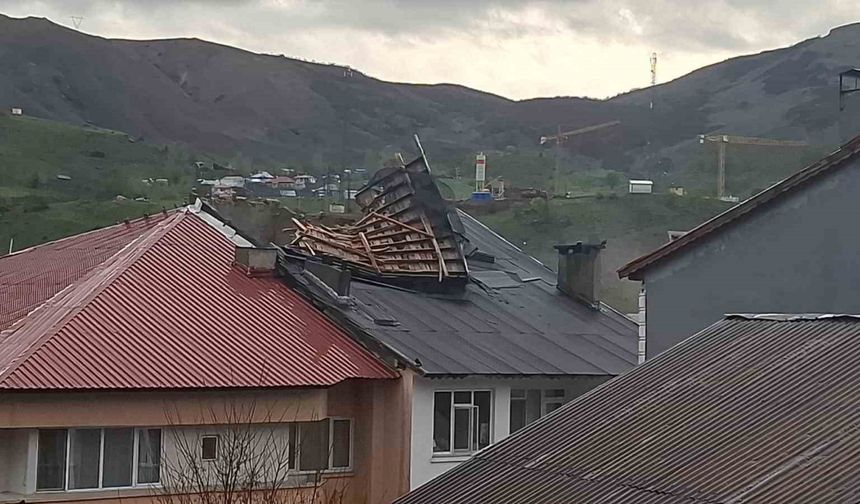 Tunceli’de fırtına etkili oldu, çatılar uçtu, ulaşımda aksamalar yaşanıyor