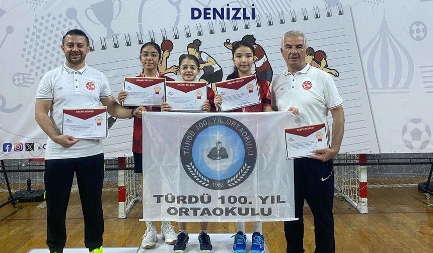 Türdü 100. yıl ortaokulu kız masa tenisi takımı grup şampiyonu oldu